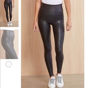 Spans faux leather leggings